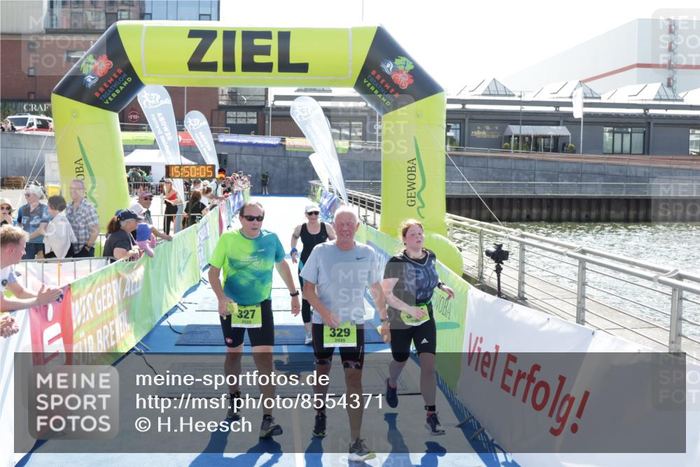 10.08.2025 - GEWOBA Citytriathlon Bremen H.Heesch http://msf.ph/oto/8554371 10.08.2025 15:50:09 Ziel 327, 329, 340, 528 meine-sportfotos.de