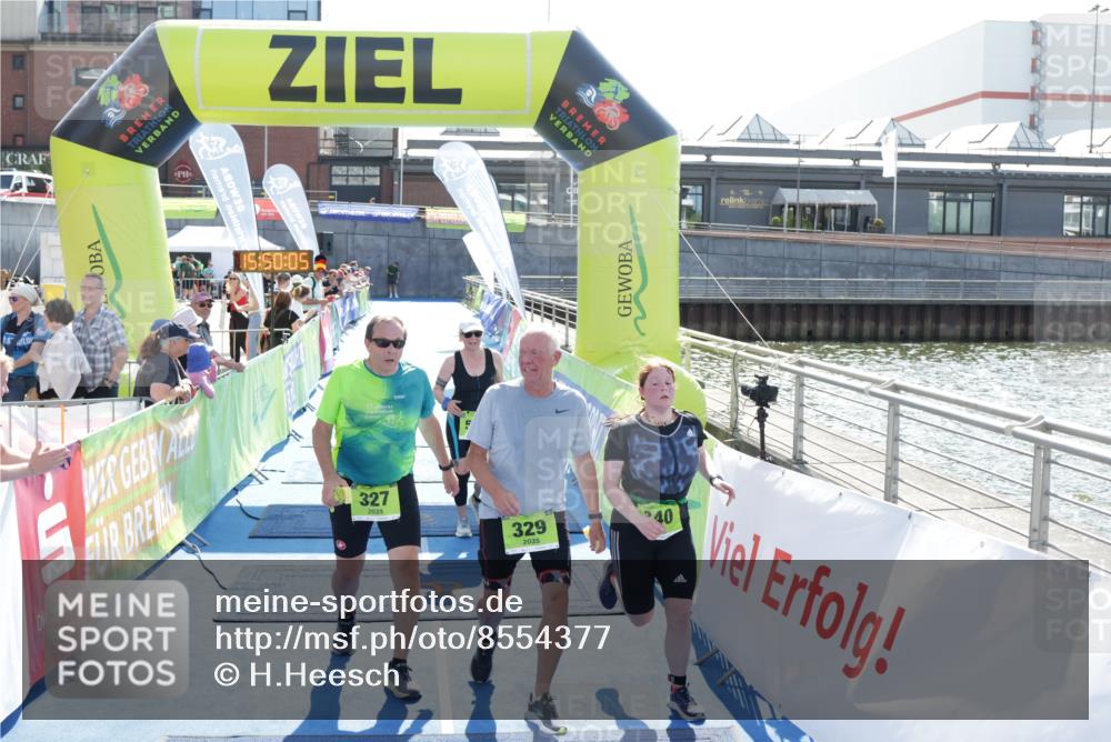 10.08.2025 - GEWOBA Citytriathlon Bremen H.Heesch http://msf.ph/oto/8554377 10.08.2025 15:50:09 Ziel 327, 329, 340, 528 meine-sportfotos.de