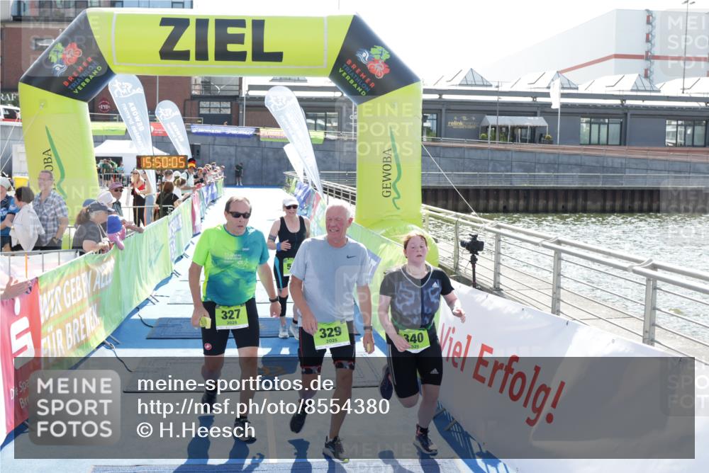 10.08.2025 - GEWOBA Citytriathlon Bremen H.Heesch http://msf.ph/oto/8554380 10.08.2025 15:50:09 Ziel 327, 329, 340, 528 meine-sportfotos.de