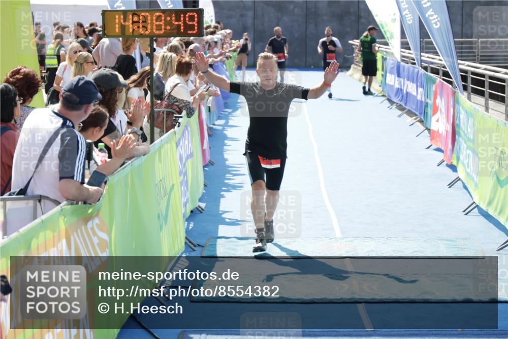 10.08.2025 - GEWOBA Citytriathlon Bremen H.Heesch http://msf.ph/oto/8554382 10.08.2025 14:08:53 Ziel 857 meine-sportfotos.de