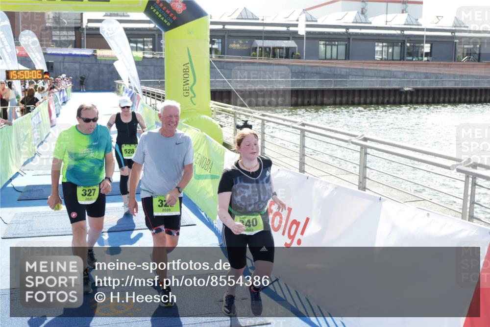 10.08.2025 - GEWOBA Citytriathlon Bremen H.Heesch http://msf.ph/oto/8554386 10.08.2025 15:50:10 Ziel 327, 329, 340, 528 meine-sportfotos.de