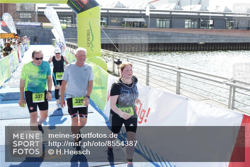 10.08.2025 - GEWOBA Citytriathlon Bremen H.Heesch http://msf.ph/oto/8554387 10.08.2025 15:50:10 Ziel 327, 329, 340, 528 meine-sportfotos.de