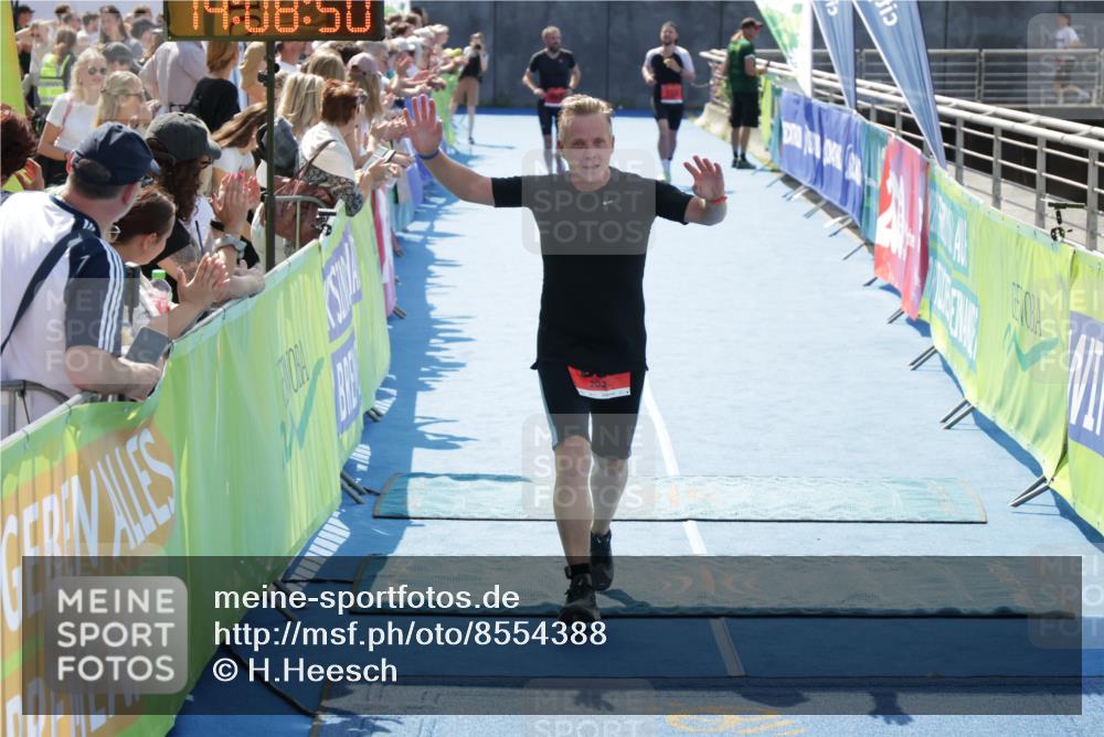 10.08.2025 - GEWOBA Citytriathlon Bremen H.Heesch http://msf.ph/oto/8554388 10.08.2025 14:08:53 Ziel 857 meine-sportfotos.de