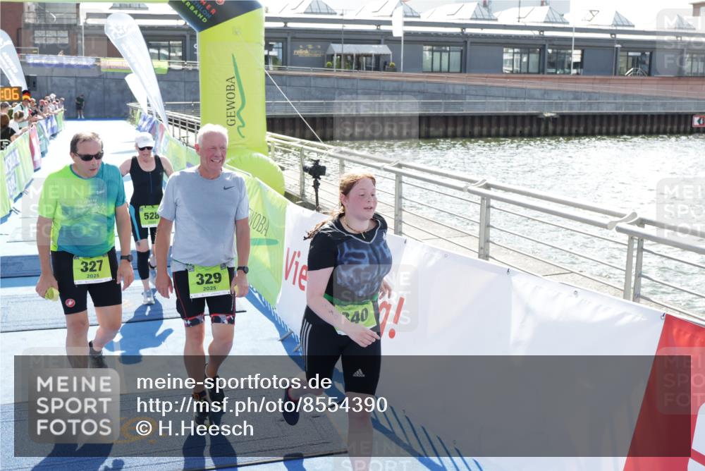 10.08.2025 - GEWOBA Citytriathlon Bremen H.Heesch http://msf.ph/oto/8554390 10.08.2025 15:50:10 Ziel 327, 329, 340, 528 meine-sportfotos.de