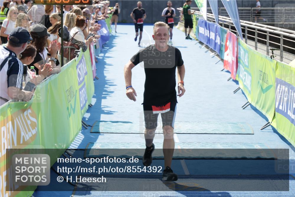 10.08.2025 - GEWOBA Citytriathlon Bremen H.Heesch http://msf.ph/oto/8554392 10.08.2025 14:08:54 Ziel 857 meine-sportfotos.de