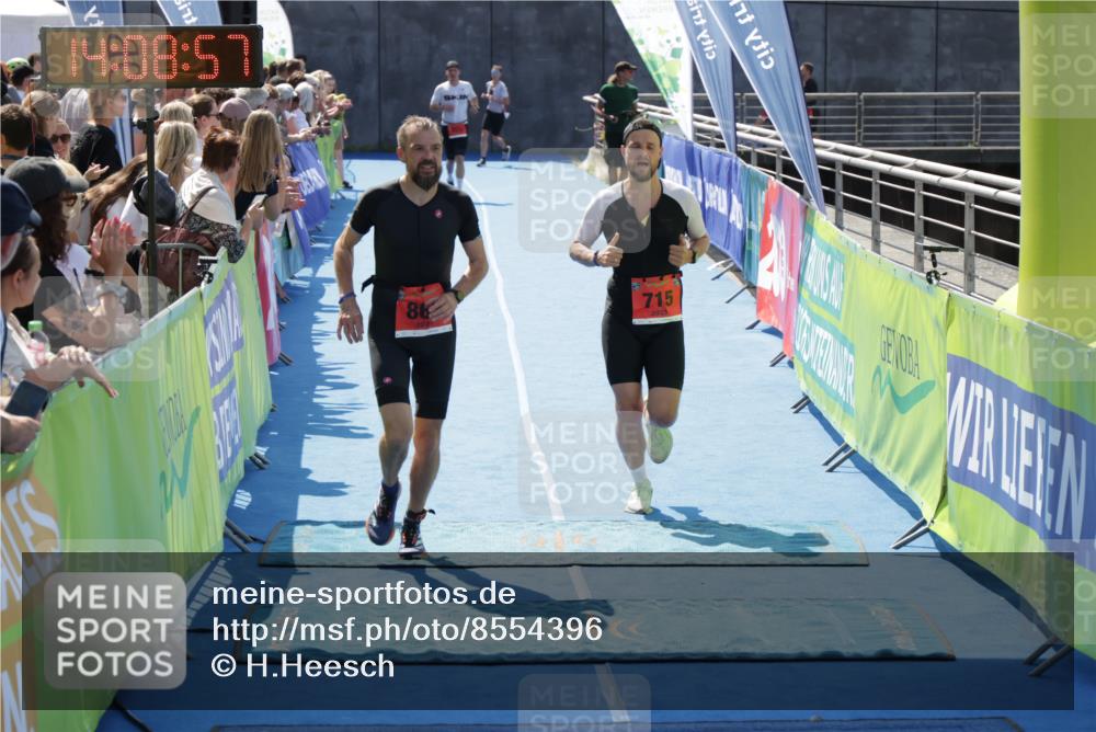 10.08.2025 - GEWOBA Citytriathlon Bremen H.Heesch http://msf.ph/oto/8554396 10.08.2025 14:09:00 Ziel 715, 857, 863 meine-sportfotos.de