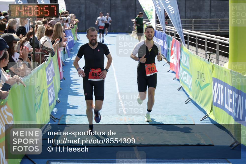 10.08.2025 - GEWOBA Citytriathlon Bremen H.Heesch http://msf.ph/oto/8554399 10.08.2025 14:09:01 Ziel 715, 857, 863 meine-sportfotos.de