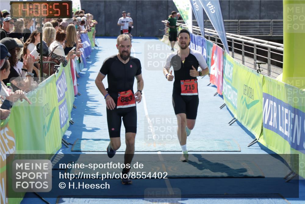 10.08.2025 - GEWOBA Citytriathlon Bremen H.Heesch http://msf.ph/oto/8554402 10.08.2025 14:09:01 Ziel 715, 857, 863 meine-sportfotos.de