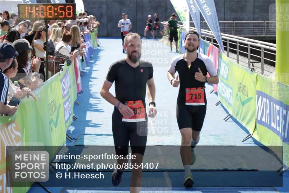10.08.2025 - GEWOBA Citytriathlon Bremen H.Heesch http://msf.ph/oto/8554407 10.08.2025 14:09:02 Ziel 715, 863 meine-sportfotos.de