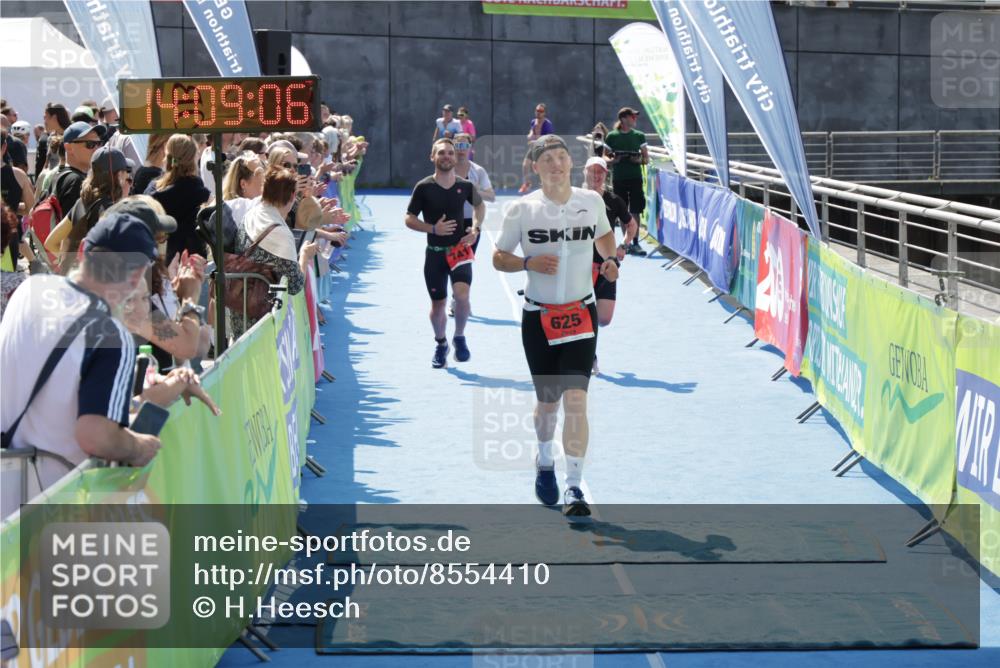 10.08.2025 - GEWOBA Citytriathlon Bremen H.Heesch http://msf.ph/oto/8554410 10.08.2025 14:09:10 Ziel 625, 741, 959, 960 meine-sportfotos.de