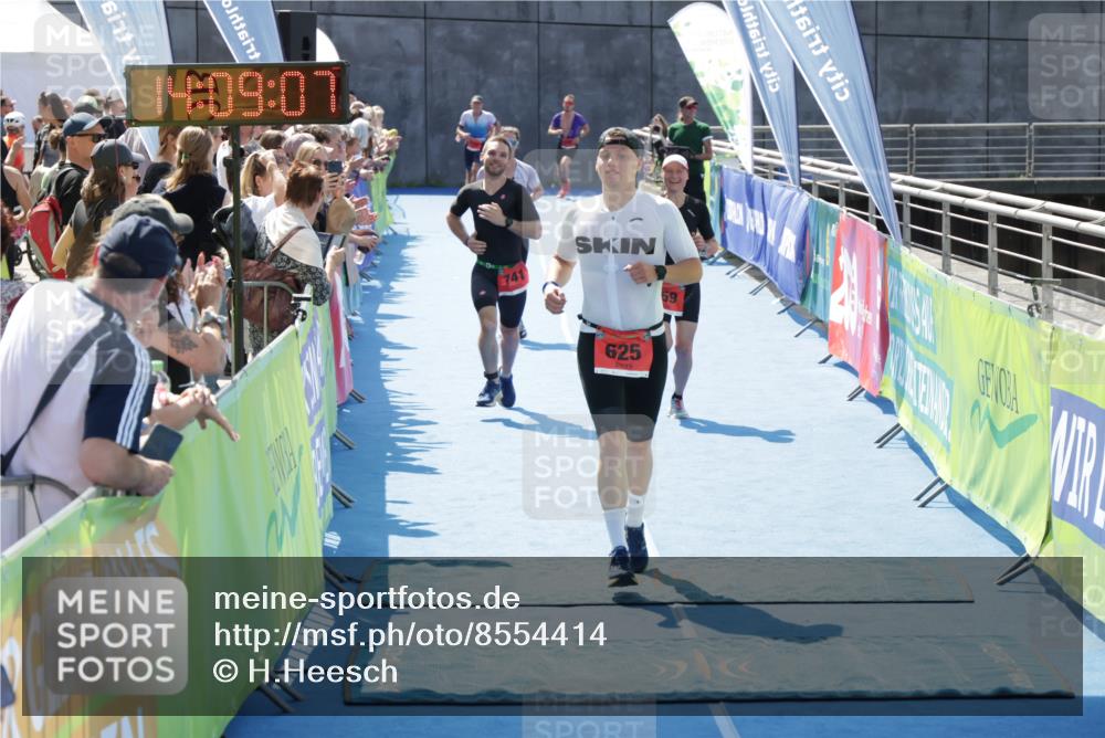 10.08.2025 - GEWOBA Citytriathlon Bremen H.Heesch http://msf.ph/oto/8554414 10.08.2025 14:09:10 Ziel 625, 741, 959, 960 meine-sportfotos.de