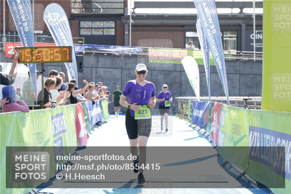 10.08.2025 - GEWOBA Citytriathlon Bremen H.Heesch http://msf.ph/oto/8554415 10.08.2025 15:51:02 Ziel 140, 419, 421 meine-sportfotos.de