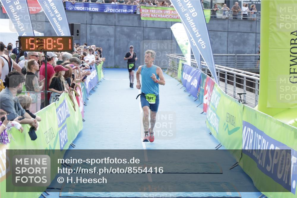10.08.2025 - GEWOBA Citytriathlon Bremen H.Heesch http://msf.ph/oto/8554416 10.08.2025 15:18:54 Ziel 281 meine-sportfotos.de