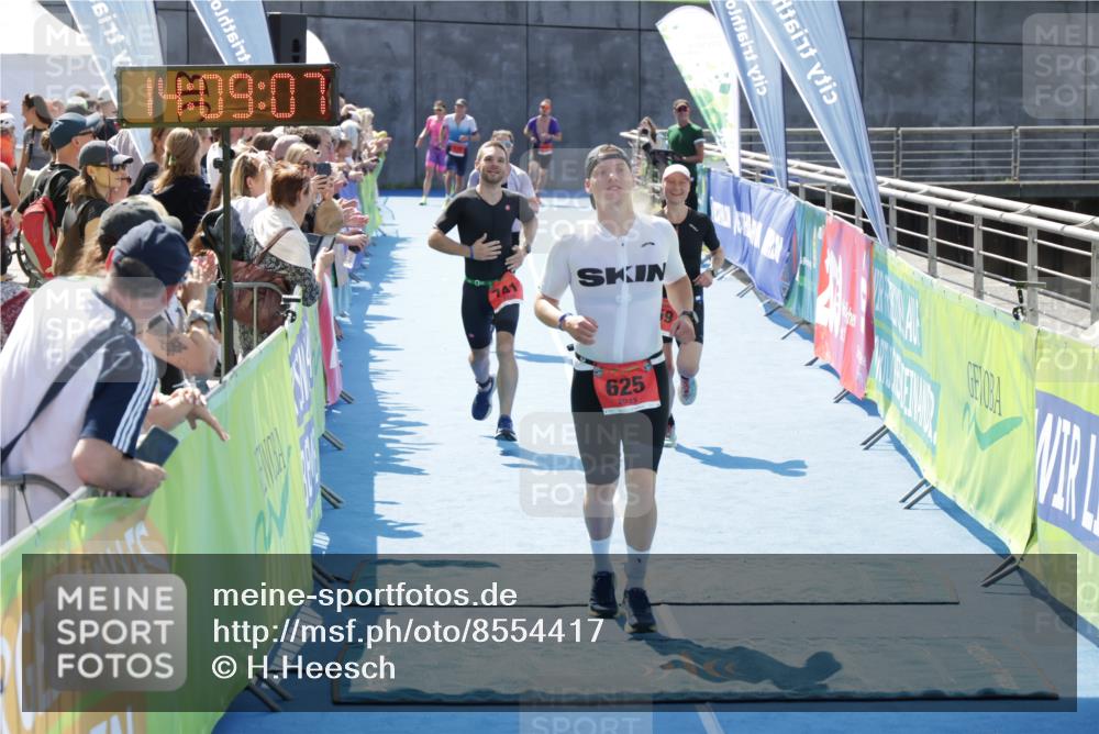 10.08.2025 - GEWOBA Citytriathlon Bremen H.Heesch http://msf.ph/oto/8554417 10.08.2025 14:09:11 Ziel 625, 741, 959, 960 meine-sportfotos.de