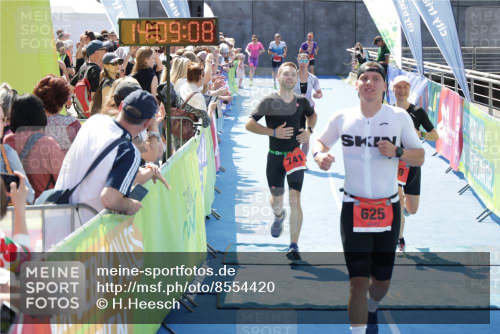 10.08.2025 - GEWOBA Citytriathlon Bremen H.Heesch http://msf.ph/oto/8554420 10.08.2025 14:09:12 Ziel 625, 741, 959, 960 meine-sportfotos.de