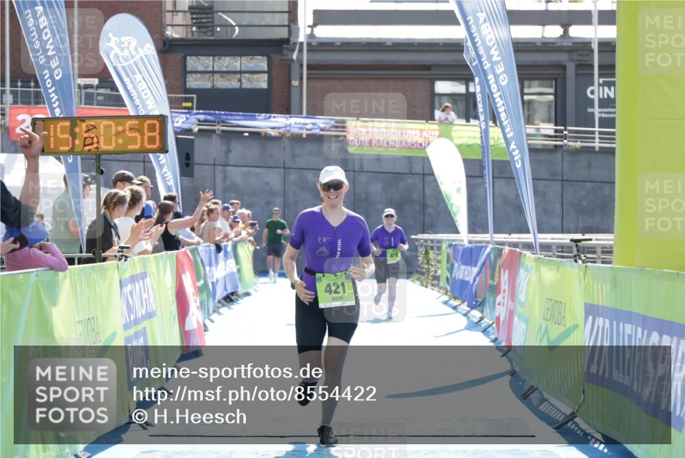 10.08.2025 - GEWOBA Citytriathlon Bremen H.Heesch http://msf.ph/oto/8554422 10.08.2025 15:51:02 Ziel 140, 419, 421 meine-sportfotos.de