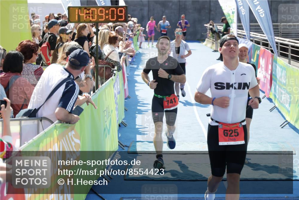10.08.2025 - GEWOBA Citytriathlon Bremen H.Heesch http://msf.ph/oto/8554423 10.08.2025 14:09:12 Ziel 625, 741, 959, 960 meine-sportfotos.de