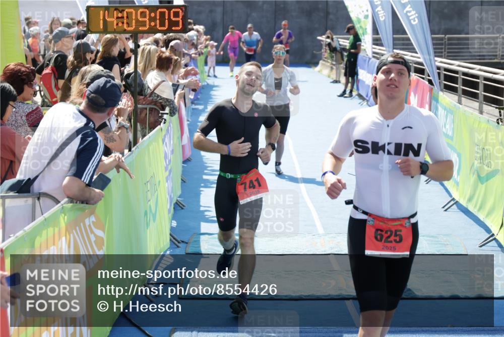 10.08.2025 - GEWOBA Citytriathlon Bremen H.Heesch http://msf.ph/oto/8554426 10.08.2025 14:09:12 Ziel 625, 741, 959, 960 meine-sportfotos.de