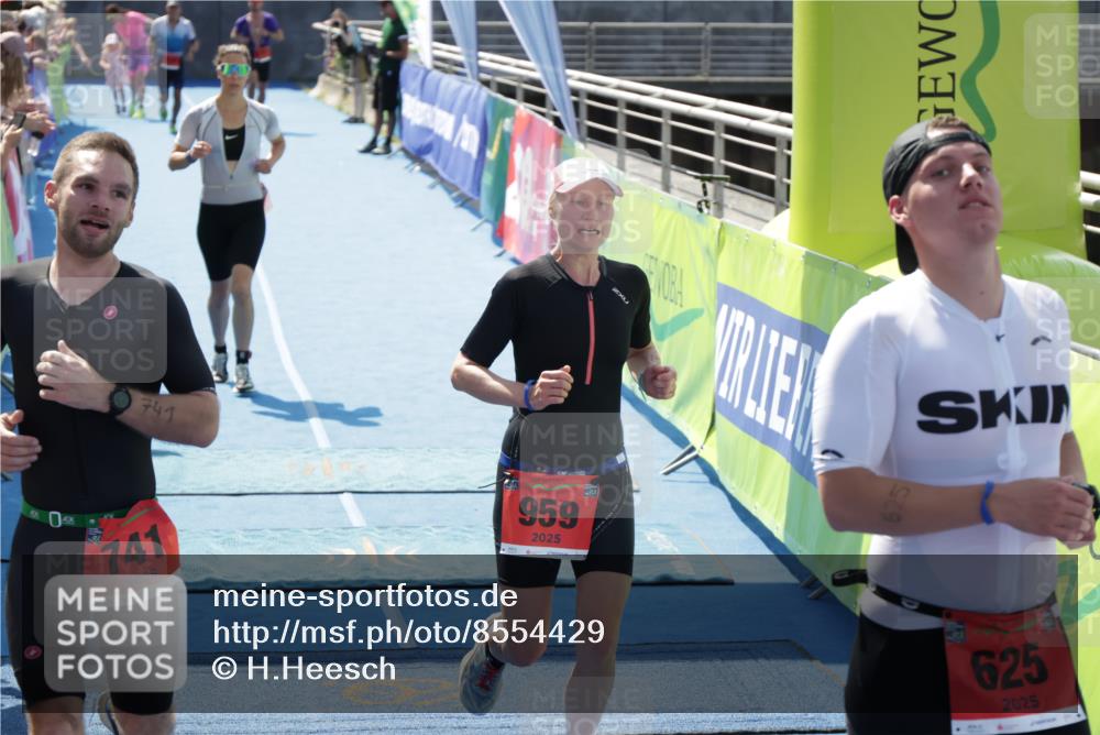 10.08.2025 - GEWOBA Citytriathlon Bremen H.Heesch http://msf.ph/oto/8554429 10.08.2025 14:09:14 Ziel 625, 741, 959, 960 meine-sportfotos.de
