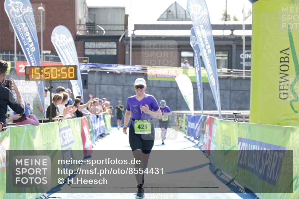 10.08.2025 - GEWOBA Citytriathlon Bremen H.Heesch http://msf.ph/oto/8554431 10.08.2025 15:51:02 Ziel 140, 419, 421 meine-sportfotos.de
