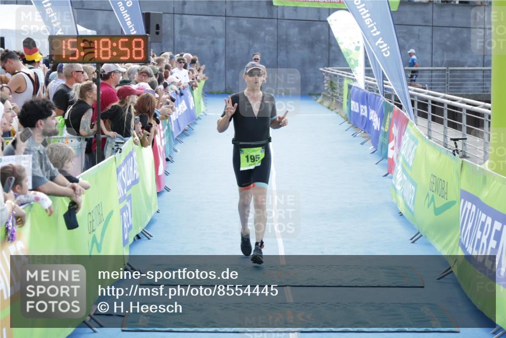 10.08.2025 - GEWOBA Citytriathlon Bremen H.Heesch http://msf.ph/oto/8554445 10.08.2025 15:19:01 Ziel 195, 281 meine-sportfotos.de