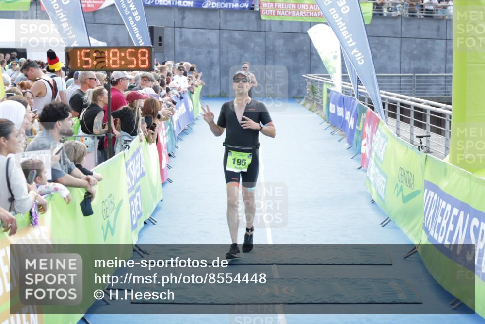 10.08.2025 - GEWOBA Citytriathlon Bremen H.Heesch http://msf.ph/oto/8554448 10.08.2025 15:19:02 Ziel 195, 263, 281 meine-sportfotos.de