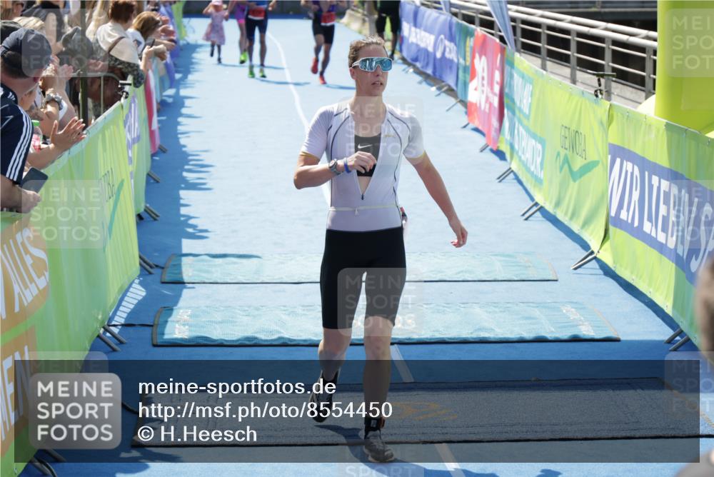 10.08.2025 - GEWOBA Citytriathlon Bremen H.Heesch http://msf.ph/oto/8554450 10.08.2025 14:09:16 Ziel 625, 741, 959, 960 meine-sportfotos.de