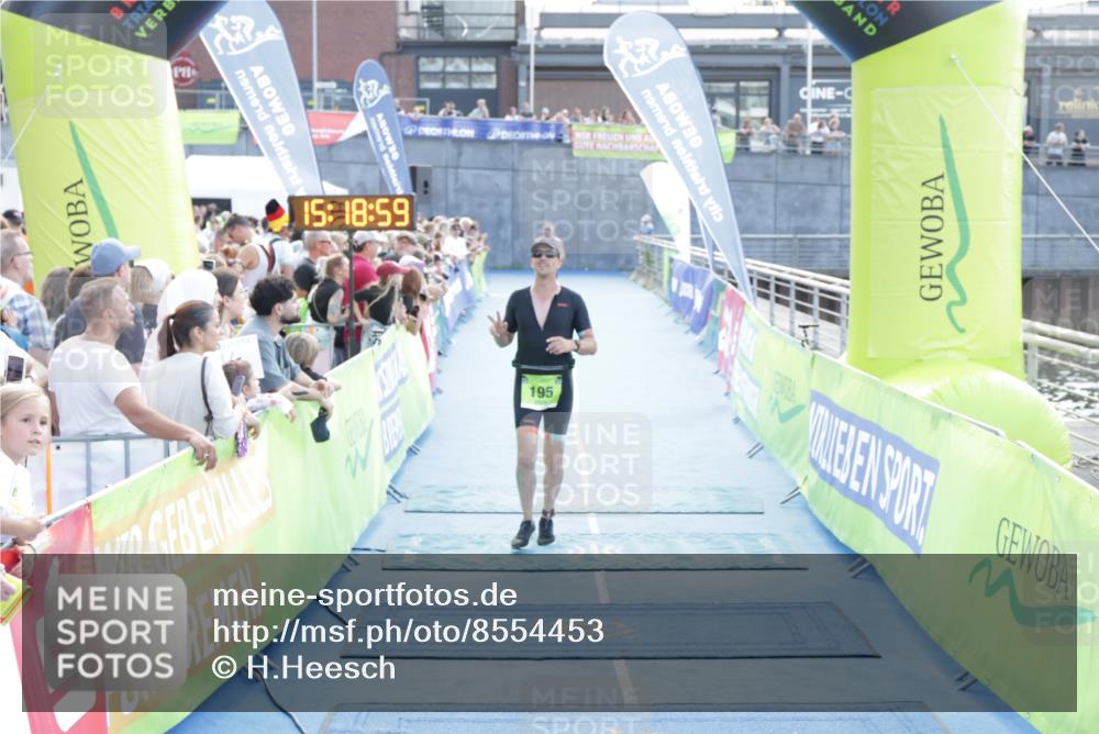 10.08.2025 - GEWOBA Citytriathlon Bremen H.Heesch http://msf.ph/oto/8554453 10.08.2025 15:19:02 Ziel 195, 263, 281 meine-sportfotos.de