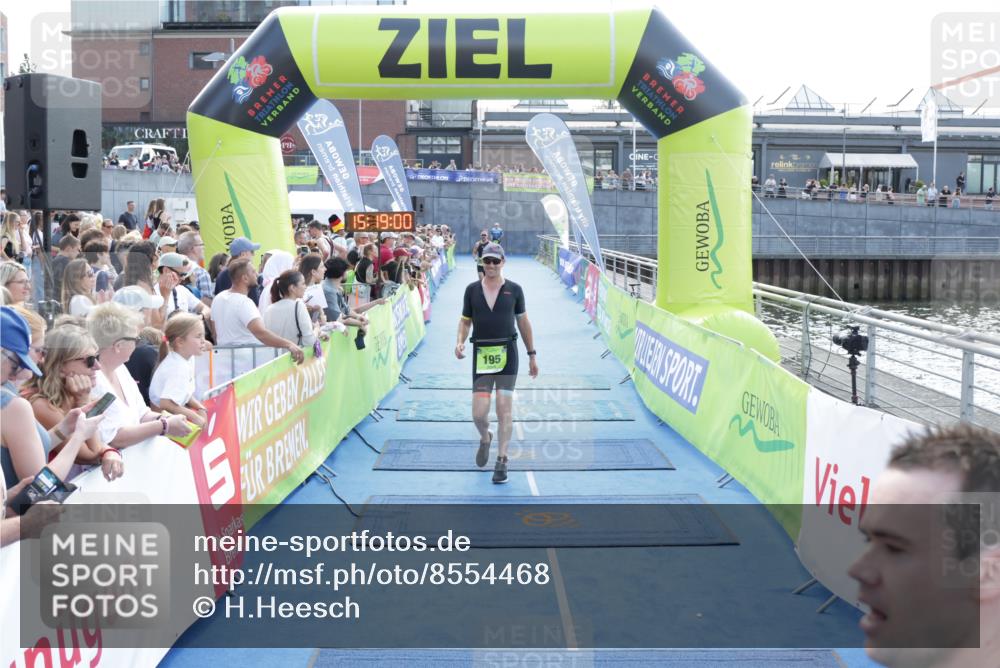 10.08.2025 - GEWOBA Citytriathlon Bremen H.Heesch http://msf.ph/oto/8554468 10.08.2025 15:19:04 Ziel 195, 263 meine-sportfotos.de