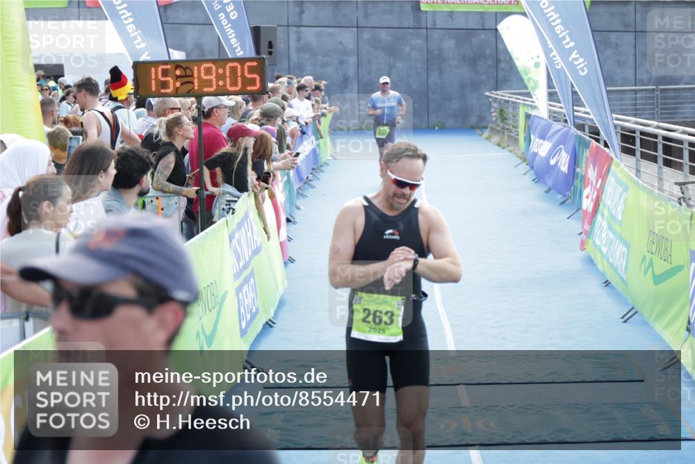 10.08.2025 - GEWOBA Citytriathlon Bremen H.Heesch http://msf.ph/oto/8554471 10.08.2025 15:19:09 Ziel 195, 263 meine-sportfotos.de