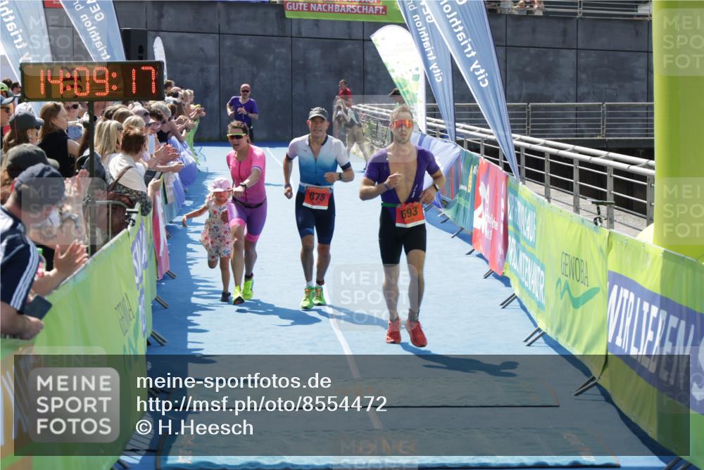 10.08.2025 - GEWOBA Citytriathlon Bremen H.Heesch http://msf.ph/oto/8554472 10.08.2025 14:09:21 Ziel 693, 875, 956, 960 meine-sportfotos.de