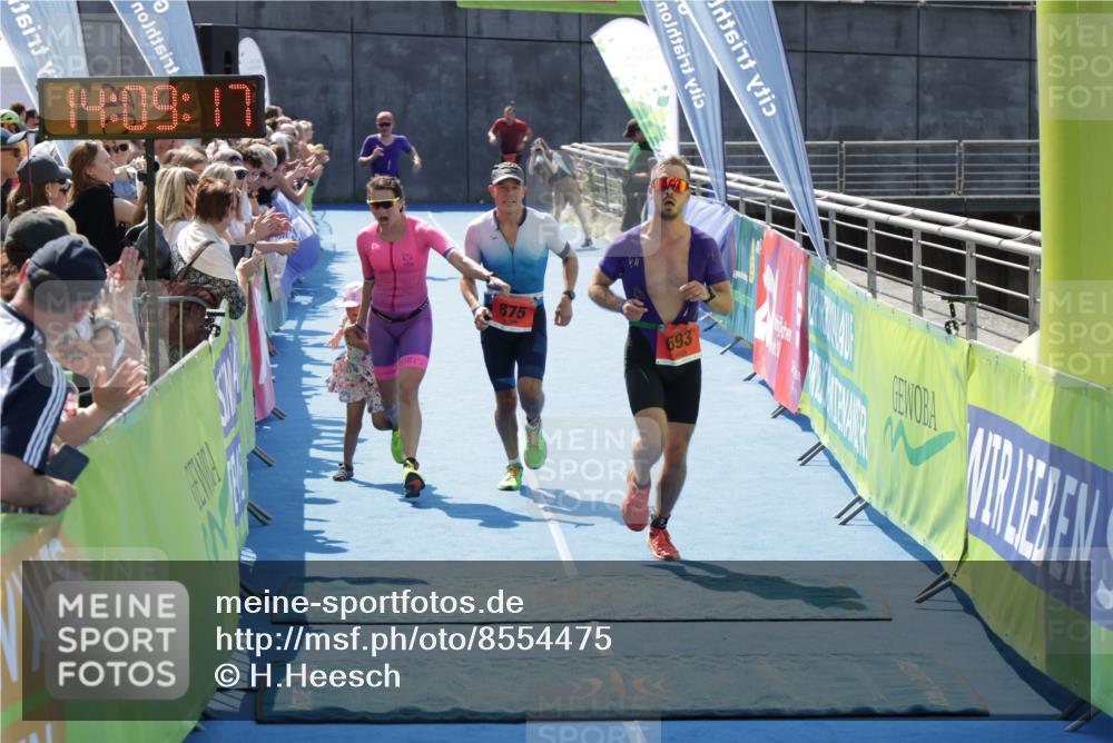 10.08.2025 - GEWOBA Citytriathlon Bremen H.Heesch http://msf.ph/oto/8554475 10.08.2025 14:09:21 Ziel 693, 875, 956, 960 meine-sportfotos.de