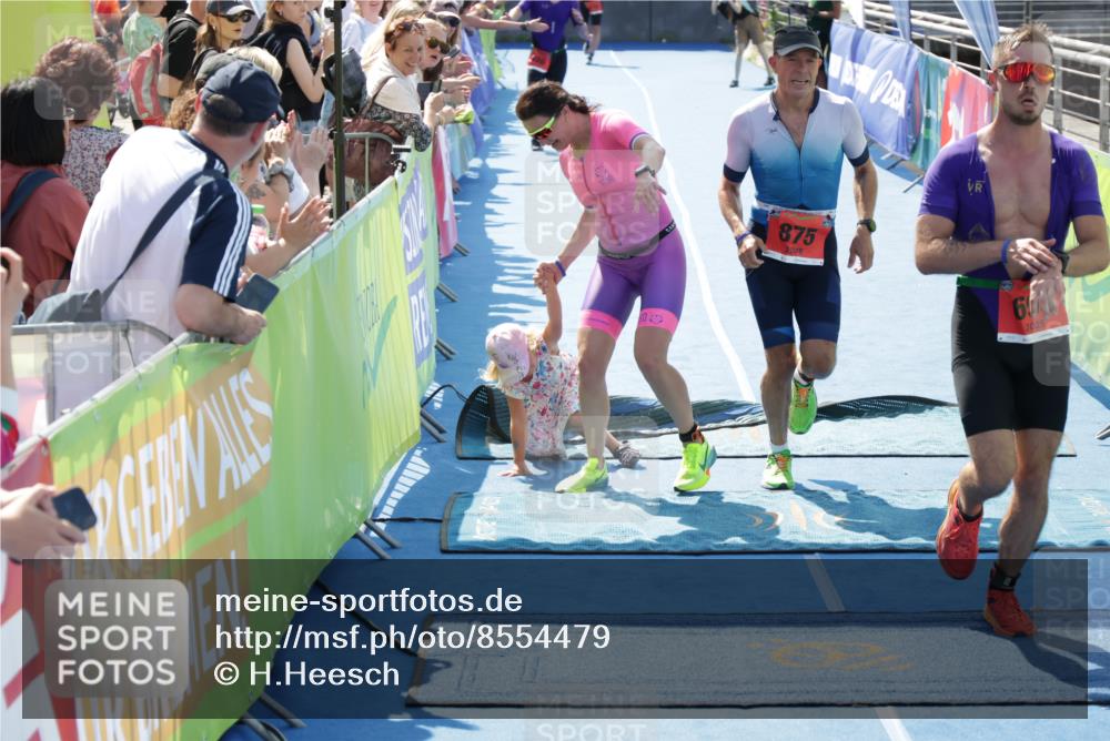 10.08.2025 - GEWOBA Citytriathlon Bremen H.Heesch http://msf.ph/oto/8554479 10.08.2025 14:09:23 Ziel 626, 693, 875, 956 meine-sportfotos.de