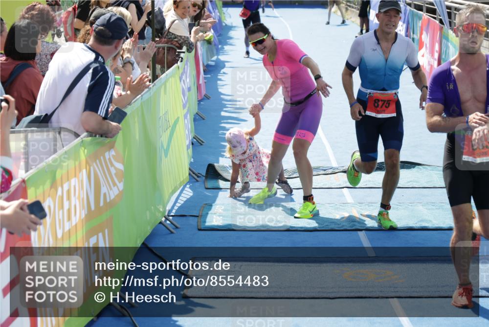 10.08.2025 - GEWOBA Citytriathlon Bremen H.Heesch http://msf.ph/oto/8554483 10.08.2025 14:09:23 Ziel 626, 693, 875, 956 meine-sportfotos.de