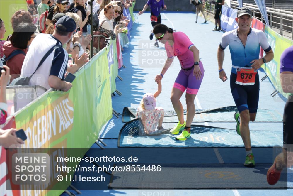 10.08.2025 - GEWOBA Citytriathlon Bremen H.Heesch http://msf.ph/oto/8554486 10.08.2025 14:09:23 Ziel 626, 693, 875, 956 meine-sportfotos.de