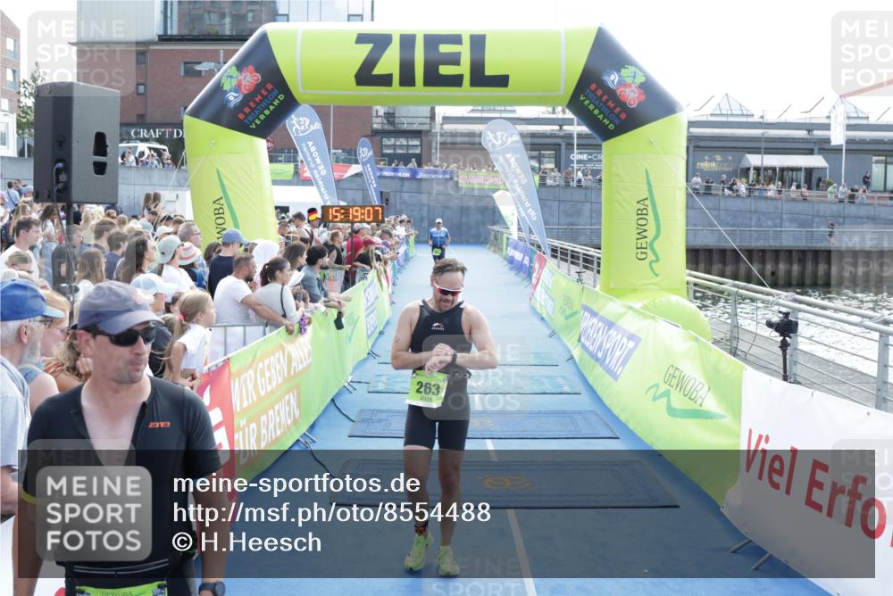 10.08.2025 - GEWOBA Citytriathlon Bremen H.Heesch http://msf.ph/oto/8554488 10.08.2025 15:19:11 Ziel 252, 263 meine-sportfotos.de