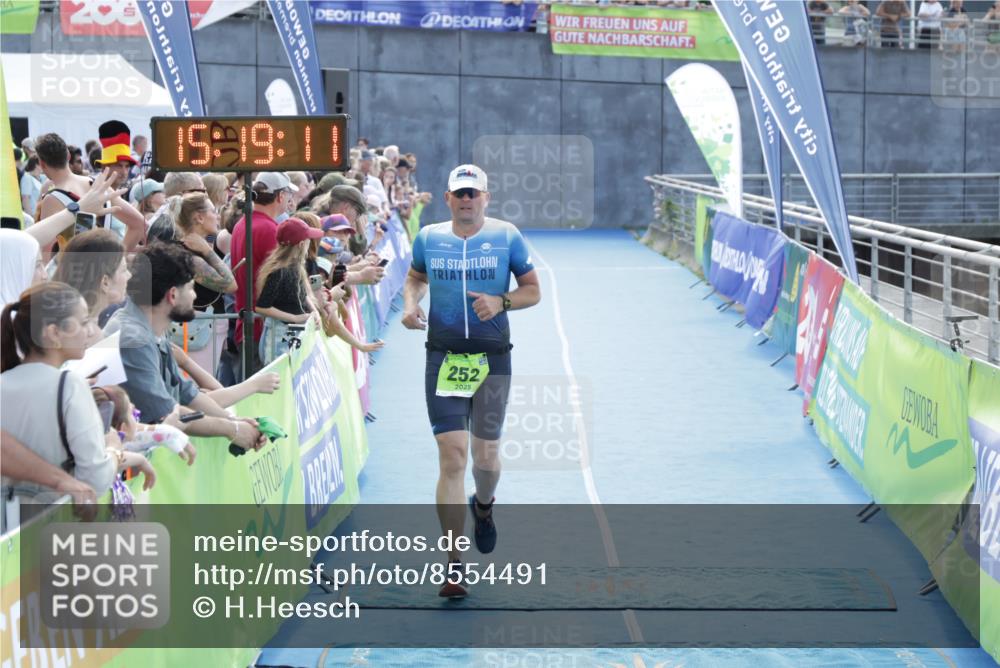 10.08.2025 - GEWOBA Citytriathlon Bremen H.Heesch http://msf.ph/oto/8554491 10.08.2025 15:19:15 Ziel 252, 263 meine-sportfotos.de