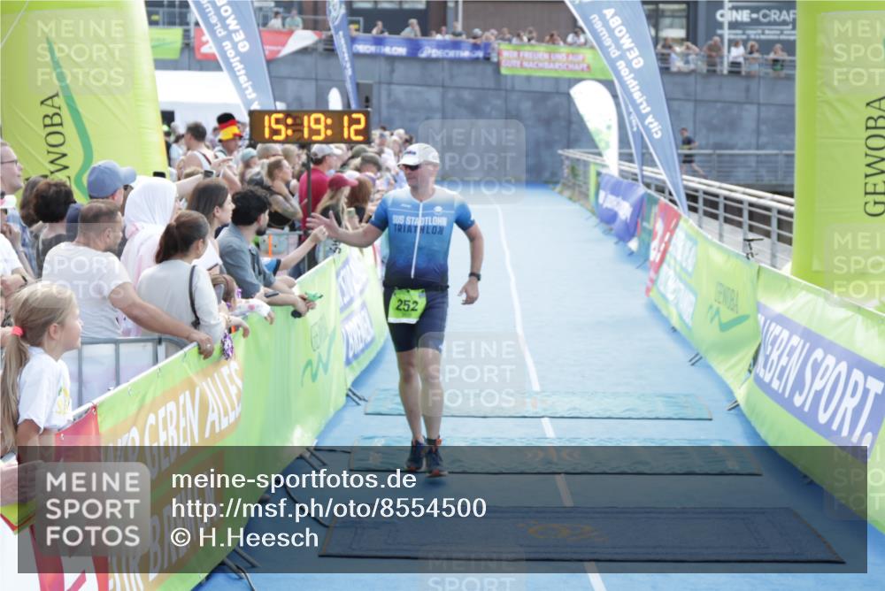 10.08.2025 - GEWOBA Citytriathlon Bremen H.Heesch http://msf.ph/oto/8554500 10.08.2025 15:19:16 Ziel 252 meine-sportfotos.de