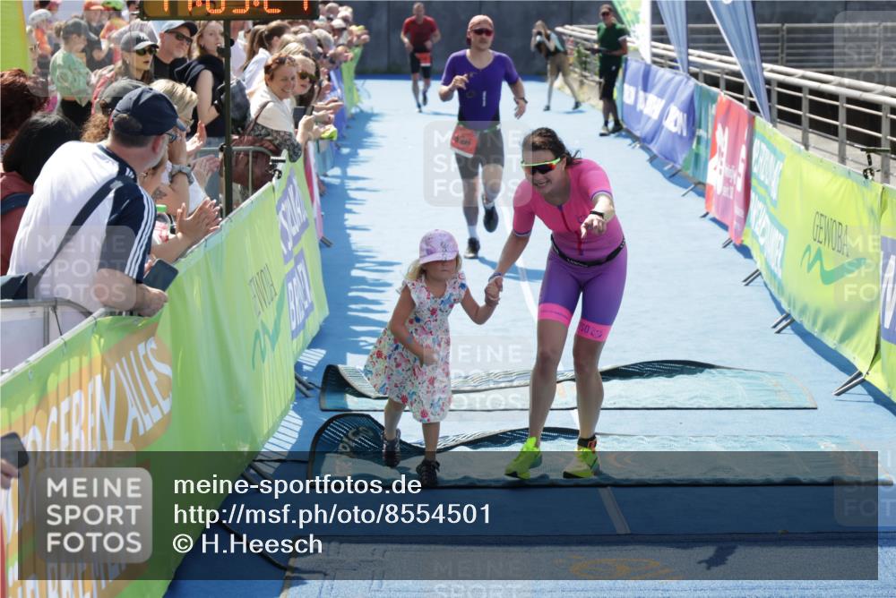 10.08.2025 - GEWOBA Citytriathlon Bremen H.Heesch http://msf.ph/oto/8554501 10.08.2025 14:09:25 Ziel 626, 693, 875, 956 meine-sportfotos.de