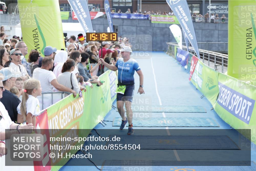 10.08.2025 - GEWOBA Citytriathlon Bremen H.Heesch http://msf.ph/oto/8554504 10.08.2025 15:19:17 Ziel 252 meine-sportfotos.de