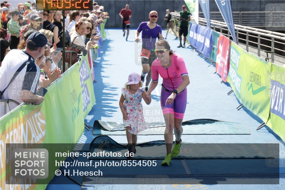 10.08.2025 - GEWOBA Citytriathlon Bremen H.Heesch http://msf.ph/oto/8554505 10.08.2025 14:09:25 Ziel 626, 693, 875, 956 meine-sportfotos.de