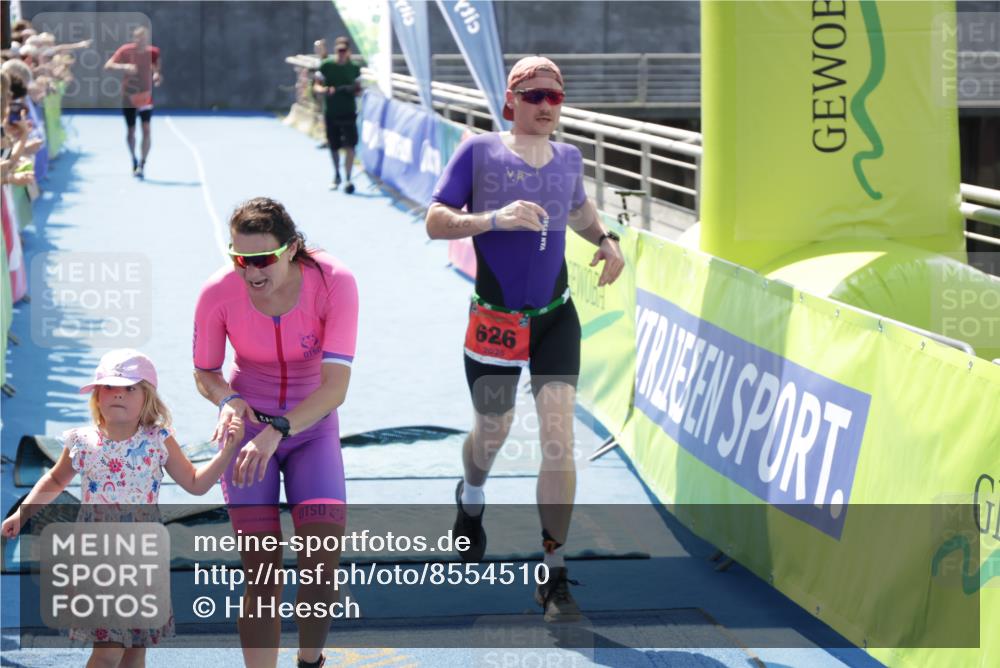 10.08.2025 - GEWOBA Citytriathlon Bremen H.Heesch http://msf.ph/oto/8554510 10.08.2025 14:09:27 Ziel 626, 693, 875, 956 meine-sportfotos.de