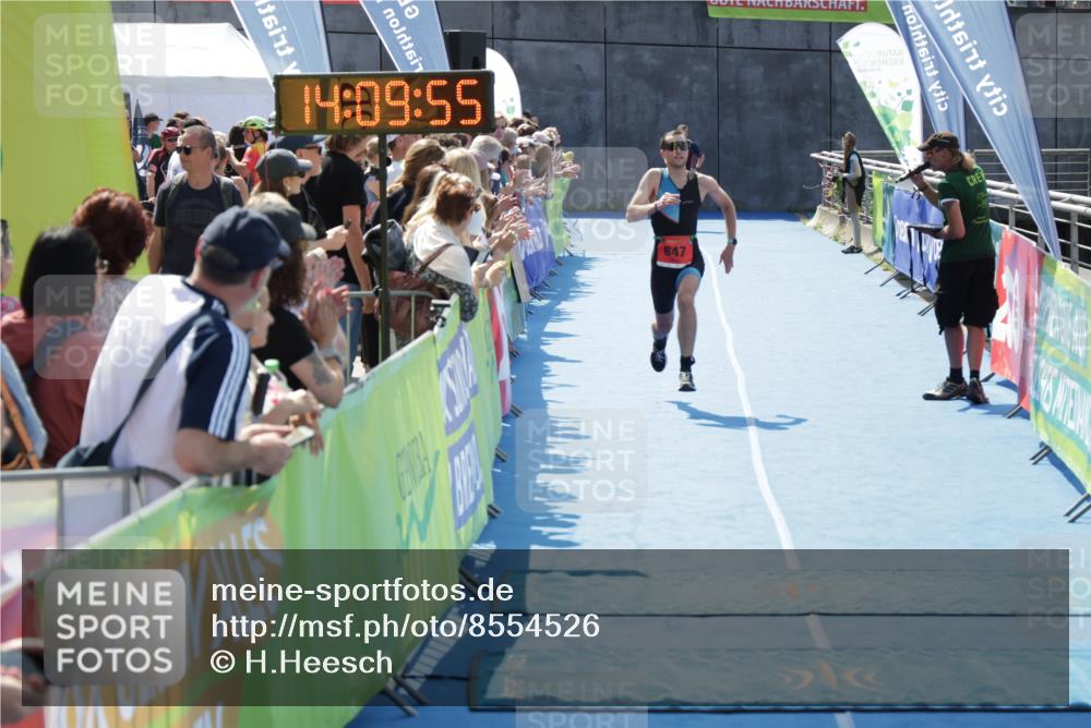 10.08.2025 - GEWOBA Citytriathlon Bremen H.Heesch http://msf.ph/oto/8554526 10.08.2025 14:09:59 Ziel 647 meine-sportfotos.de