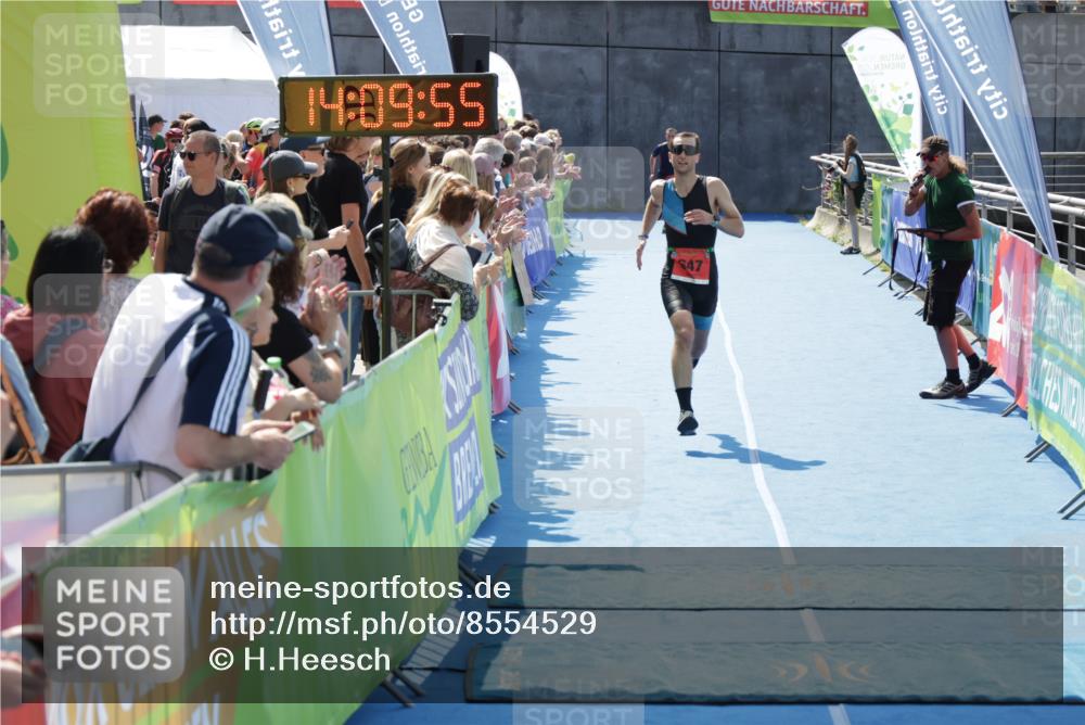10.08.2025 - GEWOBA Citytriathlon Bremen H.Heesch http://msf.ph/oto/8554529 10.08.2025 14:09:59 Ziel 647 meine-sportfotos.de