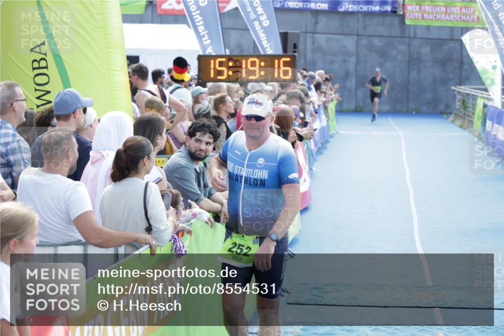 10.08.2025 - GEWOBA Citytriathlon Bremen H.Heesch http://msf.ph/oto/8554531 10.08.2025 15:19:19 Ziel 252 meine-sportfotos.de