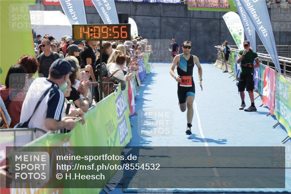 10.08.2025 - GEWOBA Citytriathlon Bremen H.Heesch http://msf.ph/oto/8554532 10.08.2025 14:09:59 Ziel 647 meine-sportfotos.de