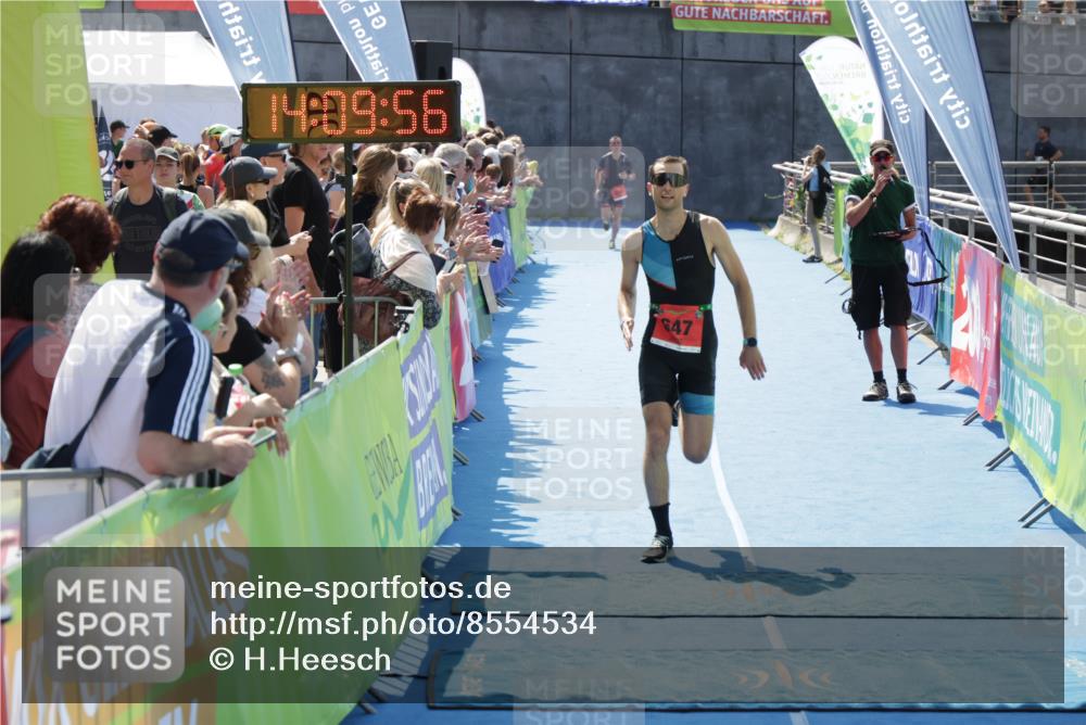 10.08.2025 - GEWOBA Citytriathlon Bremen H.Heesch http://msf.ph/oto/8554534 10.08.2025 14:10:00 Ziel 647 meine-sportfotos.de