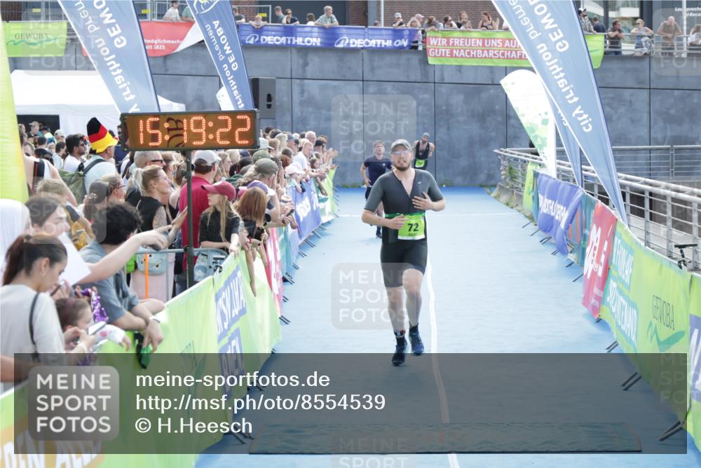 10.08.2025 - GEWOBA Citytriathlon Bremen H.Heesch http://msf.ph/oto/8554539 10.08.2025 15:19:26 Ziel 72 meine-sportfotos.de