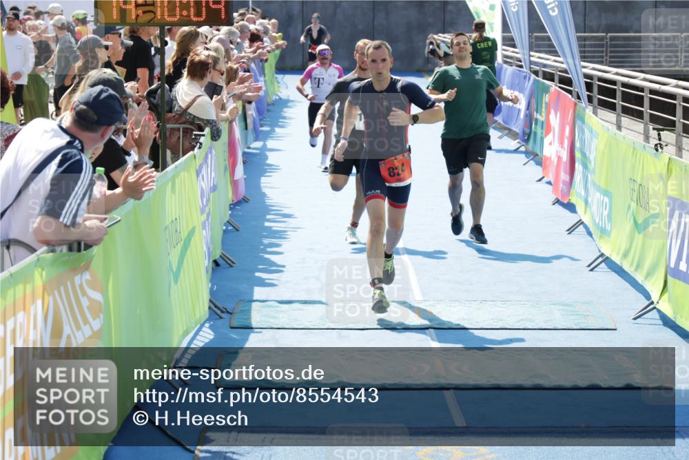 10.08.2025 - GEWOBA Citytriathlon Bremen H.Heesch http://msf.ph/oto/8554543 10.08.2025 14:10:07 Ziel 647, 824, 1015 meine-sportfotos.de