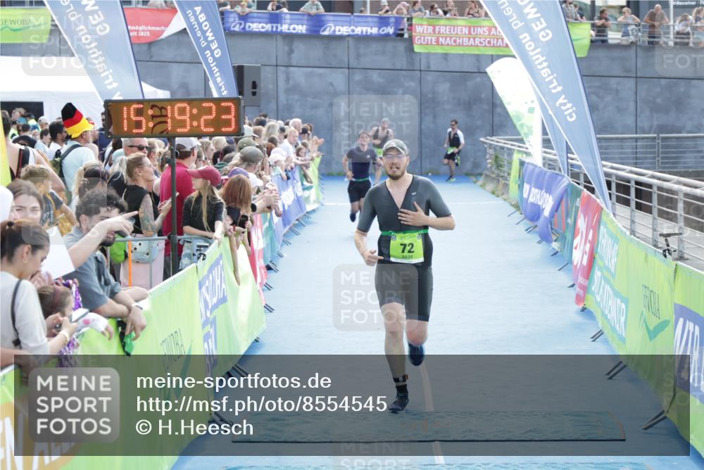 10.08.2025 - GEWOBA Citytriathlon Bremen H.Heesch http://msf.ph/oto/8554545 10.08.2025 15:19:27 Ziel 5, 72 meine-sportfotos.de